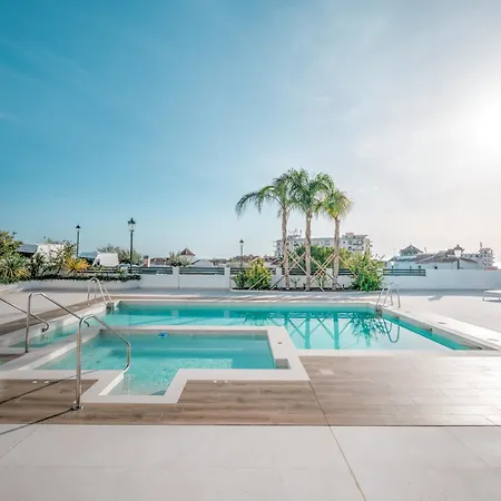 Hotel Luxurious House With Rooftop Terrace And Pool 3*